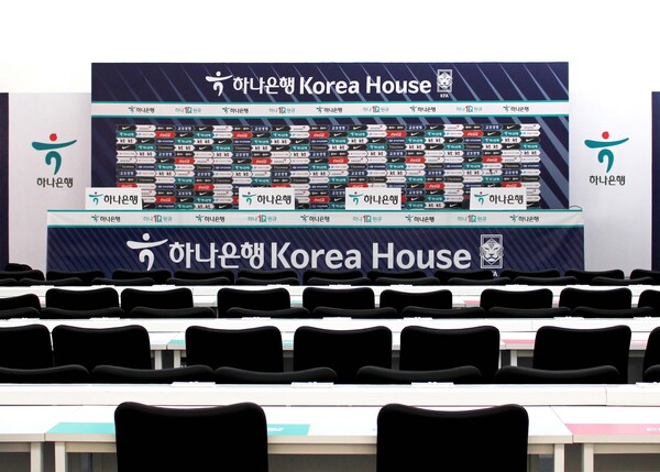 ‘하나은행 코리아하우스’ 내에 마련된 대한민국 축구국가대표선수단과 취재진들이 소통할 수 있는 공식 기자회견장 모습. ⓒ하나은행
