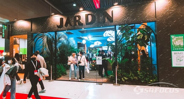 이번 서울 카페쇼 공식 후원사 자뎅은 ‘환상의 정원’을 콘셉트로 한 ‘오 마이 가든(oh! My Garden)’ 부스를 선보였다. (사진 / 강민 기자)