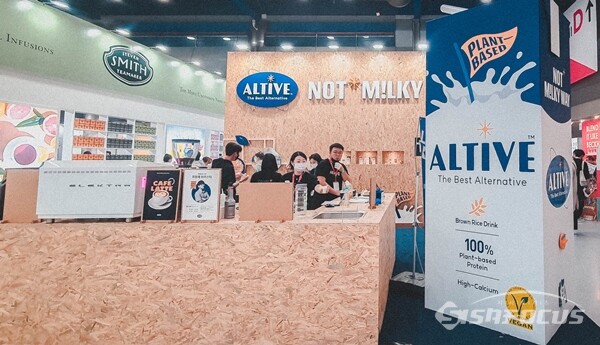 CJ제일제당 사내벤처 플랜트 베이스 데어리 랩이 다음달 출시할 국내산 현미 원액과 단백질을 블렌딩해 만든 얼티브를 선보였다.(사진 / 강민 기자)
