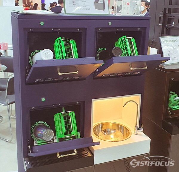 세척기 전문 제조업체 돌핀은 텀블러 세척기를 선보였다.(사진 / 강민 기자)