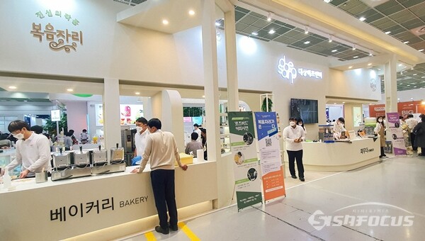 대상에프엔비는 이번 서울 카페쇼에서 누구나 쉽게 카페를 창업할 수 있는 토탈 솔루션을 선보였다. 특히 액상 형태 이지라떼를 선보여 카페 운영에 효율성을 더했다. (사진 / 강민 기자)