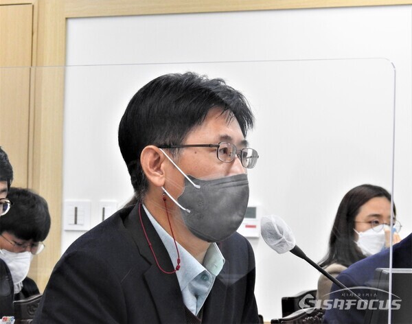 28일 황명석 경북도 기획조정실장이 경북도의회 기획경제위원회 제336회 제1차 위원회에 출석해 답변을 하고 있다. 사진/김영삼 기자