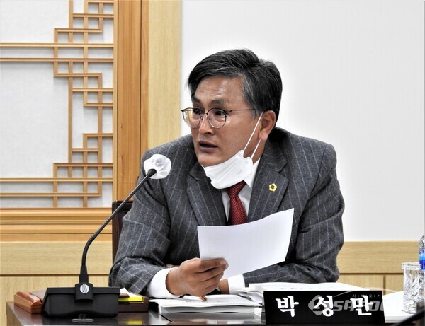 28일 박성만 위원이 경북도의회 기획경제위원회 제336회 제1차 위원회에서 질문을 하고 있다. 사진/김영삼 기자