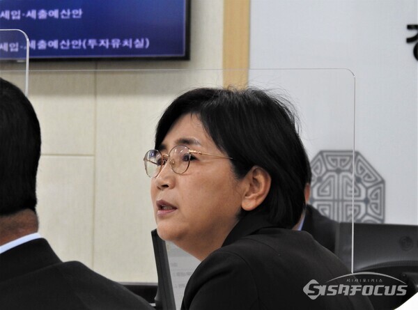 28일 이선희 위원이 경북도의회 기획경제위원회 제336회 제1차 위원회에서 질문을 하고 있다. 사진/ 김영삼 기자