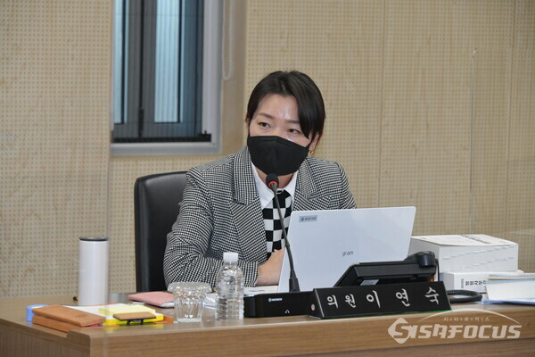 28일 국민의힘 비례대표 이연숙의원이 전유진 민주당 전 달성군수 후보가 급조한 세달꽃지역대에 의해 피해 입은 학부모가 2년에 걸쳐 의회에 호소한 편지를 읽어주며 교육정책과에 답변을 요구하고 있다.사진/김진성 기자