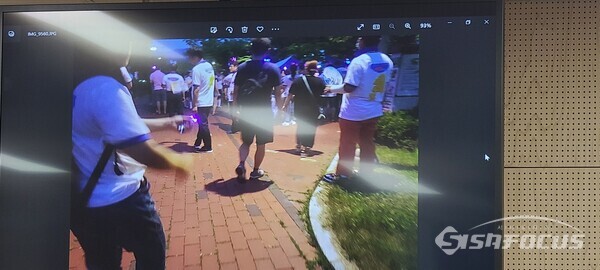 한국스카우트달성군세달꽃지역대에 모인 인원을 신동윤 의원이 보여주고있다.사진/김진성 기자