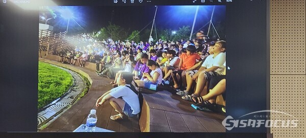 신동윤의원은 그나마 사람이 많이 모일 때는 대구시 신청사 홍보 현장에 왔는지 구분이 안됬다며 다시는 교육관련으로 행사시 준비 단계부터 철저히 해 억울한 학부모가 생기지 않도록 해 달라고 당부했다.사진/김진성 기자