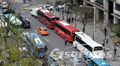 서울시내 도로변에 주정차 돼 있는 전세버스 모습 / ⓒ시사포커스DB