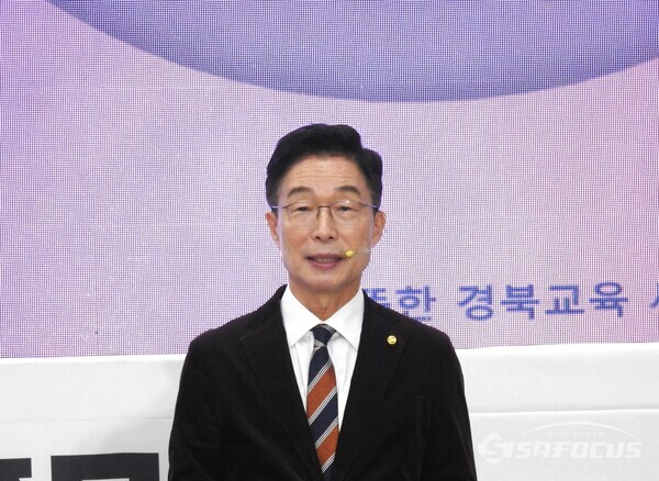 1일 임종식 경북교육감이 경북 북부지역 학부모들과 함께하는 ‘행복한 동행! 따뜻한 경북교육, 북부권 타운홀 미팅’에서 세계표준인 경북교육 정책을 설명하고 있다. 사진/김영삼 기자