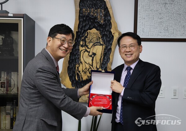 윤두현 의원(오른쪽)이 ‘2022 국정감사 베스트의원상’을 수상하고 있다. 사진/윤두현의원실