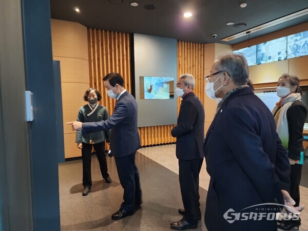 해설사의 안내에 따라 기면관 곳곳을 둘러본 곽대훈 회장은  “새마을운동의 재정립과 실천으로 국내외의 위기를 극복해야 한다"고 말했다.사진/김진성 기자