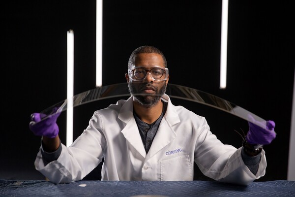 코닝의 콜드폼 기술로 생산된 커브드 유리. ⓒ코닝