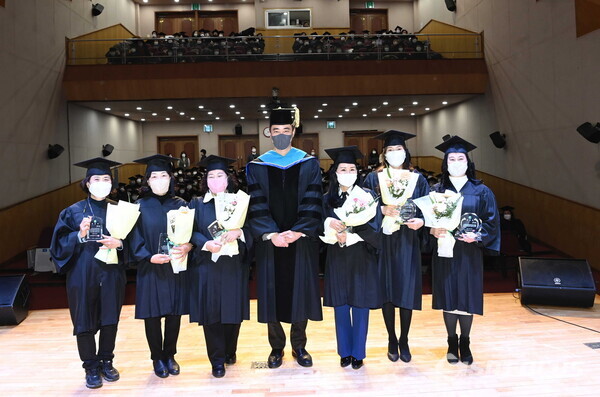 14일 수료식에 참여한 최재훈 달성군수는 여성대학 수료자들에게  미래 달성을 이끌 여성리더로서 함께 해주기를 당부했다.사진/달성군