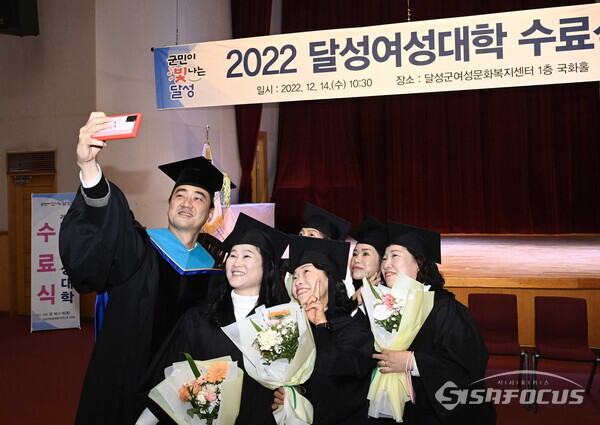 최재훈 달성군수가 여성대학 수료생들과 함께 즐거운 촬영에 나선 모습 .사진/달성군