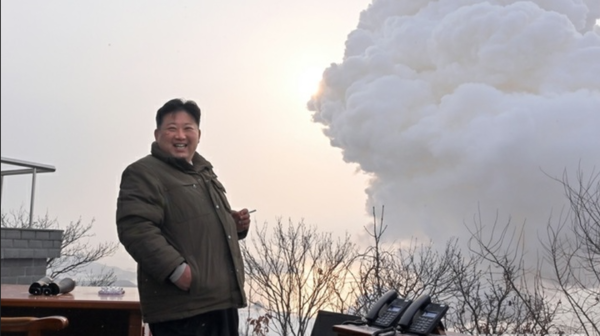 북한이 16일 서해 위성발사장에서 대출력 고체연료 발동기(로켓엔진) 지상분출시험에 성공했다고 밝혔다. 현장에 참관한 김정은 국무위원장.(사진 / 뉴시스)