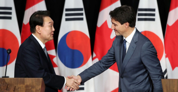 윤석열 대통령과 쥐스탱 트뤼도 캐나다 총리가 2022년 9월 23일(현지시간) 오타와 존 알렉산더 맥도널드 경 빌딩에서 열린 한-캐나다 정상 공동 기자회견에서 악수하고 있다 / ⓒ뉴시스DB