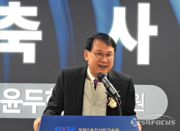 6일 윤두현 의원이 도심형 자율주행 셔틀 부품 및 모듈 기반조성사업의 핵심 기반 연구시설인 자율주행 셔틀 연구센터 준공식에서 축사를 하고 있다. 사진/김영삼 기자