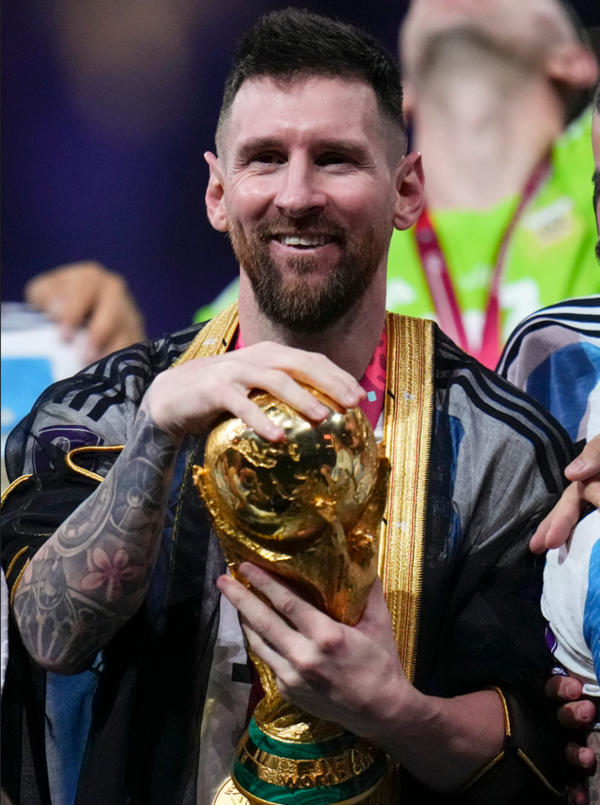 아르헨티나의 리오넬 메시가 18일(현지시간) 카타르 루사일 스타디움에서 열린 프랑스와의 2022 카타르 월드컵 결승전에서 승리한 후 아랍전통의상 ‘비슈트’를 입고 우승컵을 안고 있다.(사진 / 뉴시스)