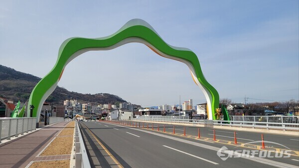 청도군이 매전면 원정 교차로 인근에 ‘청도 랜드마크’를 만든다며 16억 원의 예산을 투입한 조형물. 사진 / 김진성 기자