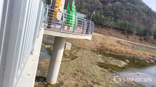 청도군이 4억 5000만원을 투입한 조형물 기초 일부. 사진 / 김진성 기자  