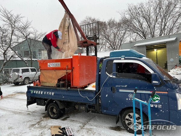 21일 새벽 폭설로 인한 피해가 예상되자 달성군은 재활용 수집 차량을 이용해 제설작업을 하고 있다.사진/김진성 기자