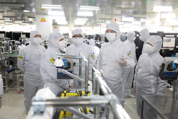 이재용 삼성전자 회장이 22일 베트남 하노이 인근의 삼성디스플레이 법인(SDV)을 방문해 디스플레이 생산 공장을 점검하고 있다. ⓒ삼성전자