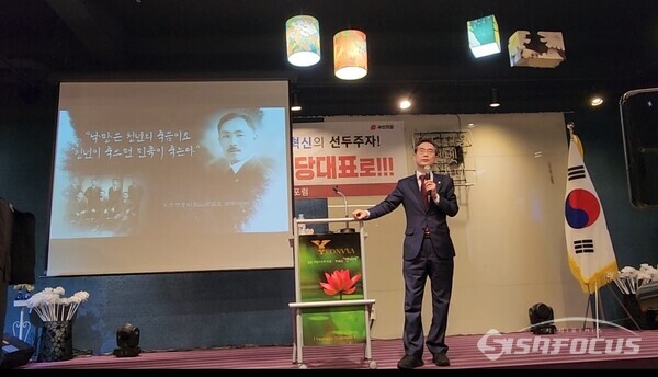 조경태 의원은 "청년 안중근 등 우리나라의 젊은 이들이 이나라를 살렸듯이 젊은 정치인들의 옳바른 정치 활동이 이 나라를 다시 번영의 길로 들어 설수 있게 한다"면서 "바른정치의 시작은 봉사부터"라고 조언했다.사진/김진성 기자