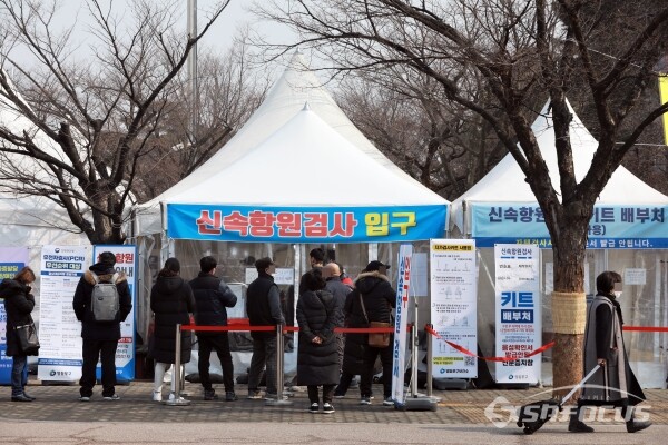 시민들이 코로나19 검사를 받기 위해 줄을 서서 기다리고 있다. [사진 / 오훈 기자]