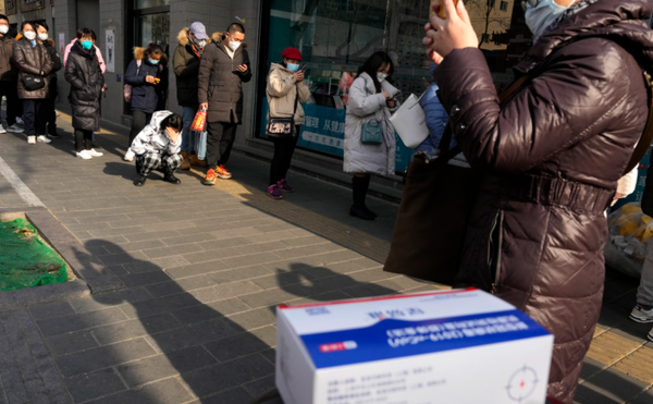9일 중국 베이징의 한 약국에 약을 사려는 주민들이 줄을 서 있다. 중국은 일상 회복을 위한 '제로 코로나' 정책을 사실상 폐지했으나 전문가들은 갑작스러운 방역 완화로 전 인구의 80~90%가 결국 코로나19에 감염될 수도 있다고 경고하고 있다. (사진 / 뉴시스)