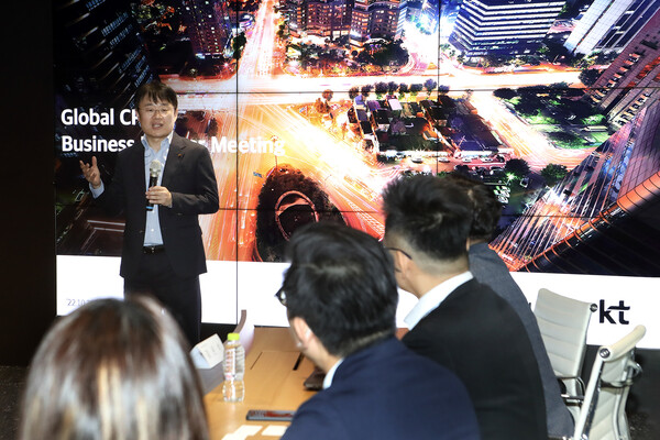26일 진행된 보니지와의 협력 체결식에서 KT 민혜병 엔터프라이즈 서비스DX본부장이 KT의 CPaaS 사업 전략 등에 대해 소개하고 있다. ⓒKT