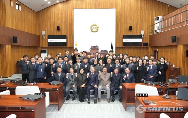 경주시의회 의원들과 사무국직원들이 함께 기념 촬영 하는 모습. 사진/경주시의회