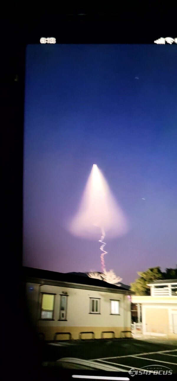 30일 오후 6시경 경북 청도에서 경산 방향으로 화려한 불꽃이 하늘을 향해 높이 오르는 모습의 장관이 포착됐다. (사진/청도일보 심현보 대표)