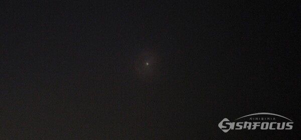 검은 하늘 끝에서도 관찰되는 로켓 발사체. (사진/청도일보 심현보 대표 제공)