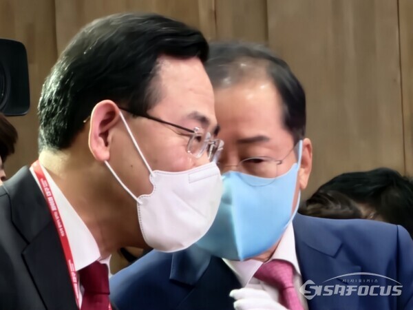 주호영 원내 대표와 홍준표 시장이 사담을 나누는 모습이 행사 중 포착됐다.사진/김진성 기자