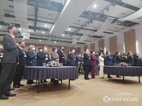 2일 충혼탑과 달성군 곳곳에서 신년회를 가진 최재훈 달성군수는 대구시 신년 인사회도 참석해 500여명의 인사들과 함께 힘차게 다시 일어서는 대구굴기(大邱崛起)의 원년에 함께 할 것을 다짐했다. (사진/김진성 기자)