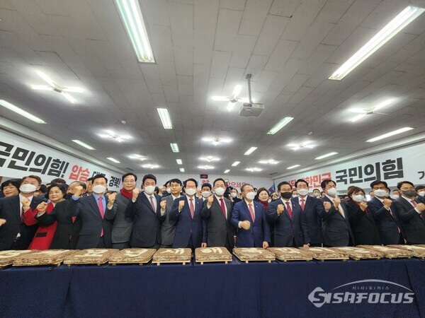 2일 대구 수성구 국민의 힘 대구시 당사 5층에서 대구경북 신년교례회를 열고 새해 복을 나누며 화이팅을 외치고있다..(사진/김진성 기자)