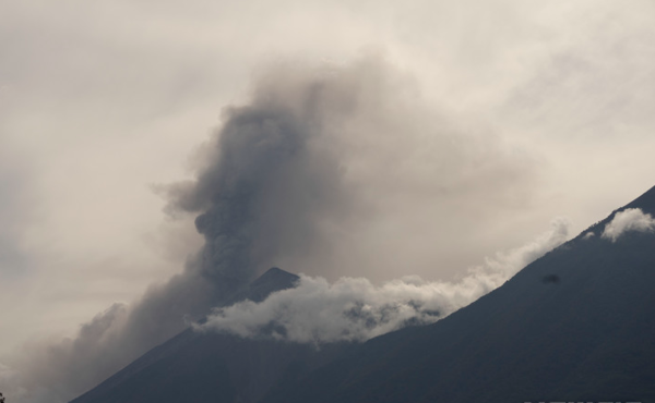 2021년 9월 23일(현지시간) 과테말라의 산 미겔 두에나스에서 본 푸에고 화산이 두꺼운 재를 내뿜고 있다.(사진 / 뉴시스)