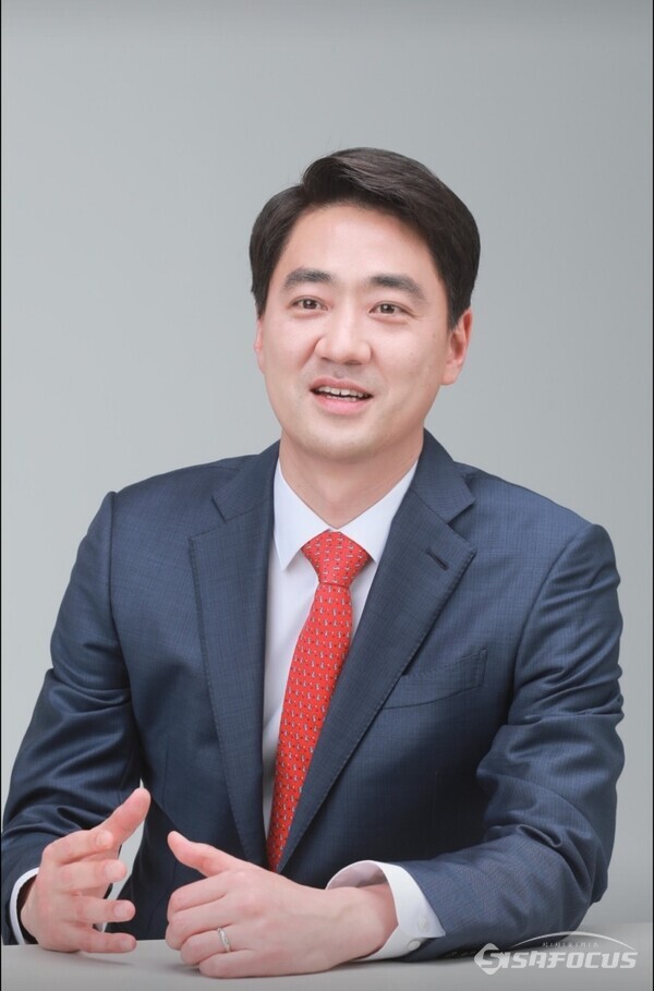 4일 최재훈 딜성군수는 "지난 행정을 마무리하느라 아직은 미흡하지만 군민들이 안전하고 행복한 삶을 영위 할 수 있도록 최선을 다 하겠다"고 소감을 말했다.사진/김진성