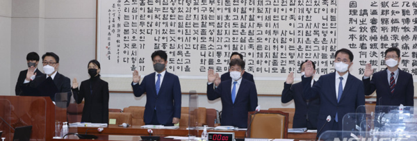 김진욱 고위공직자범죄수사처장(왼쪽)이 2022년 12월 13일 오후 서울 여의도 국회에서 열린 법제사법위원회의 공수처에 대한 국정감사에 출석해 증인 선서를 하고 있다. (사진 / 뉴시스)