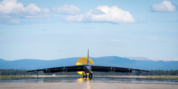 2020년 6월 미국 공군의 전략폭격기인 B-52H 스트래토포트리스가 17일 동해 상공 비행을 마치고 엘리슨 공군기지에 도착하고 있다. (사진 / 뉴시스)