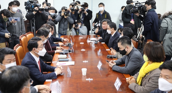 전해철 더불어민주당 의원이 16일 오전 서울 여의도 국회 의원회관에서 열린 초당적 정치개혁 의원모임 운영진 첫번째 운영모임에서 여야 의원들에게 발언하고 있다. ⓒ뉴시스