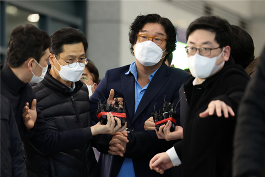 태국에서 체포된 김성태 쌍방울 전 회장이 17일 인천국제공항을 통해 입국했다. 사진 / ⓒ뉴시스