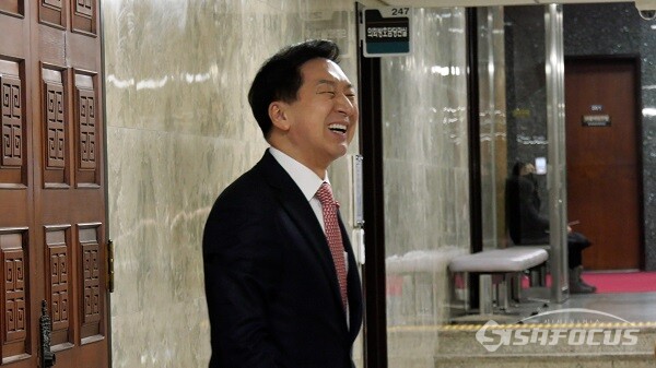 국민의힘 차기 당 대표 경선에 출마한 김기현 의원이 6일 오후 서울 여의도 국회에서 열린 의원총회에 앞서 참석자들과 인사 나누며 활짝 웃고 있다. 사진 / 권민구 기자