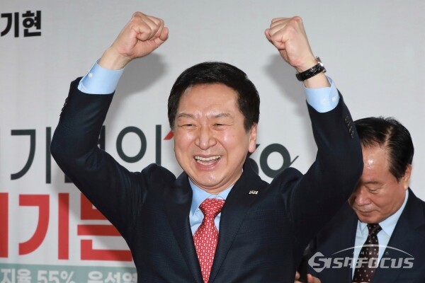 9일 김기현 의원이 캠프 개소식에서 지지자들의 환호에 답하고 있다.(1) [사진 /오훈 기자]