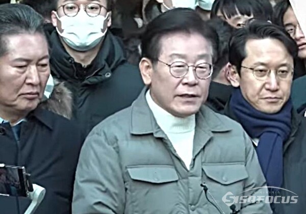 이재명 더불어민주당 대표가 18일 오후 서울 마포구 망원시장 앞에서 검찰 출석 관련 입장을 밝히고 있다. 사진 / 시사포커스TV 캡처