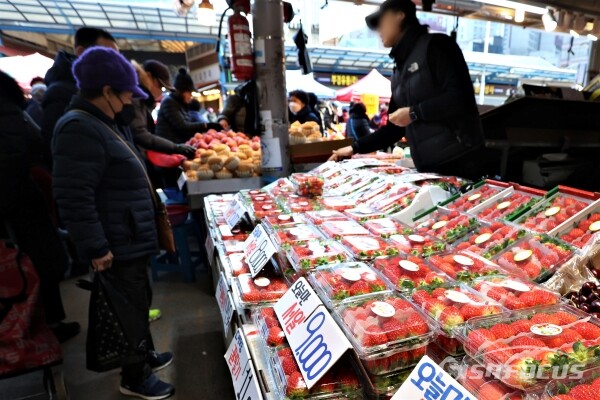 시민들이 청량리청과물도매시장에서 과일을 구입하고 있다.(1)