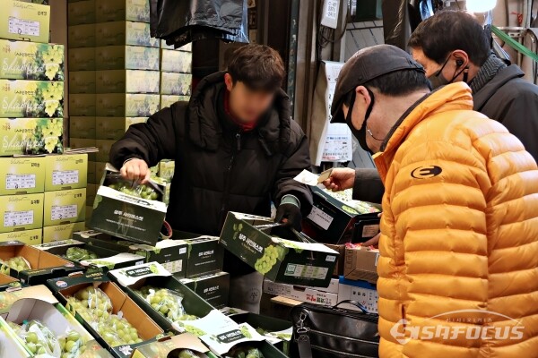 시민들이 청량리청과물도매시장에서 과일을 구입하고 있다.(3)