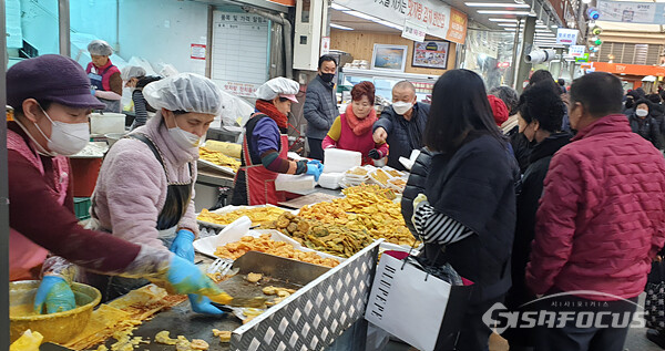 설 명절을 앞둔 20일 전주 중앙시장에서 제수용품을 구매하기 위한 시민들로 붐비는 모습.   사진/강종민 기자