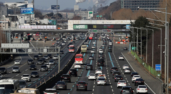 설 연휴 마지막 날인 24일 오후 경기 성남시 서울톨게이트 인근 경부고속도로 상행선(서울 방향)에 귀경하는 차량들이 이동하고 있다 / ⓒ뉴시스DB