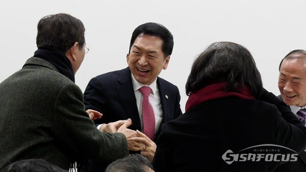 국민의힘 당권주자인 김기현 의원이 26일 오후 서울 마포구에서 열린 마포포럼 '제65차 더좋은 세상으로 정례 세미나'에 참석해 참석자들과 인사를 나누고 있다. 사진 / 권민구 기자